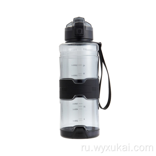 Пластиковая прозрачная спортивная бутылка для воды большой емкости на открытом воздухе